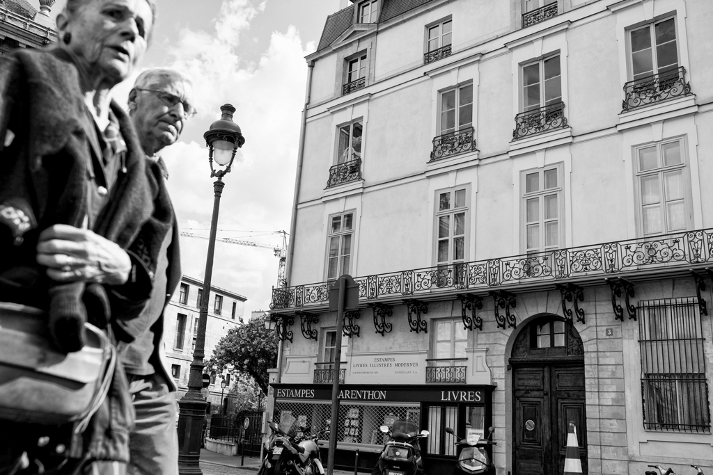 Paris street photography couple walking