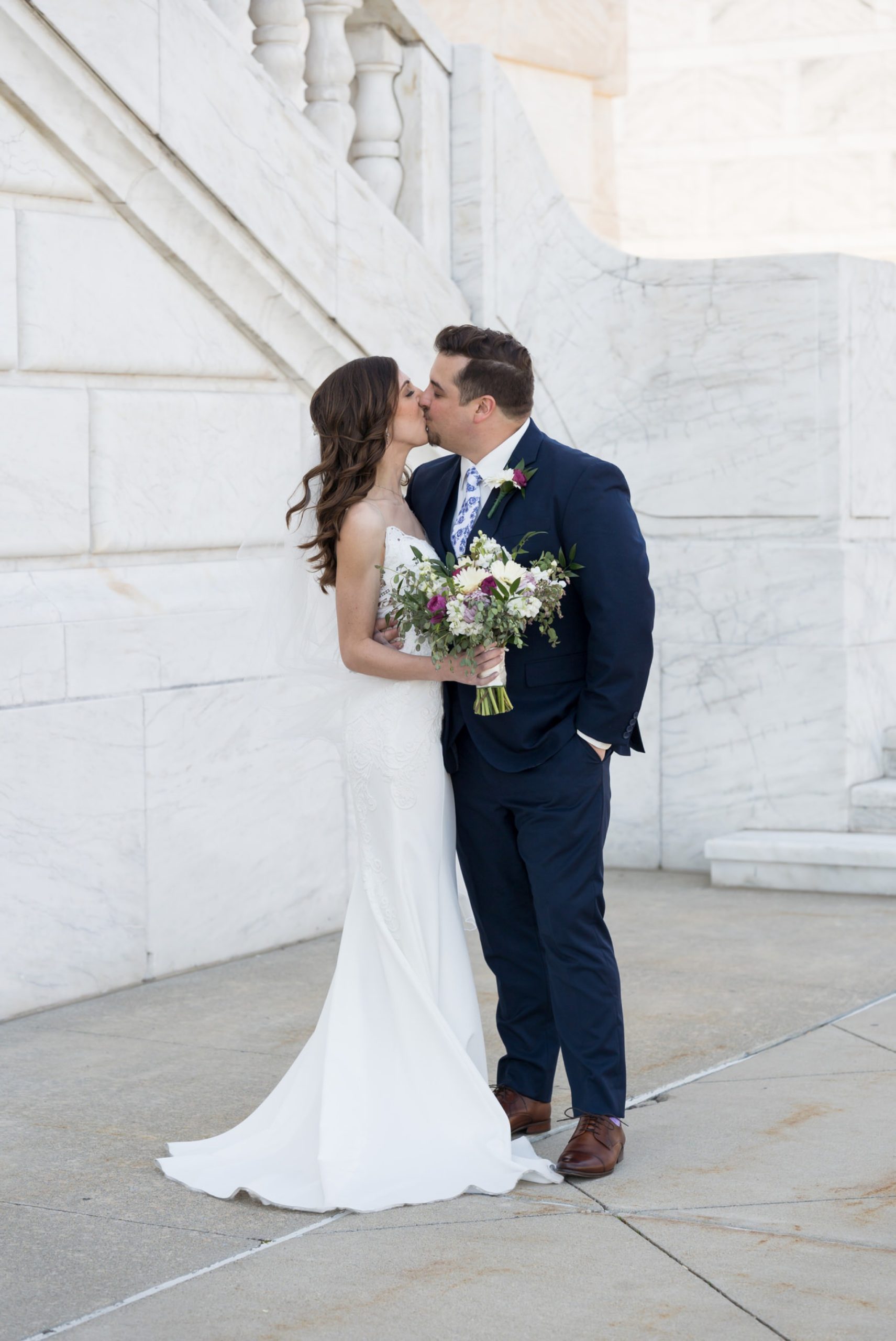 bride and groom kissing at the Detroit Institute of Arts