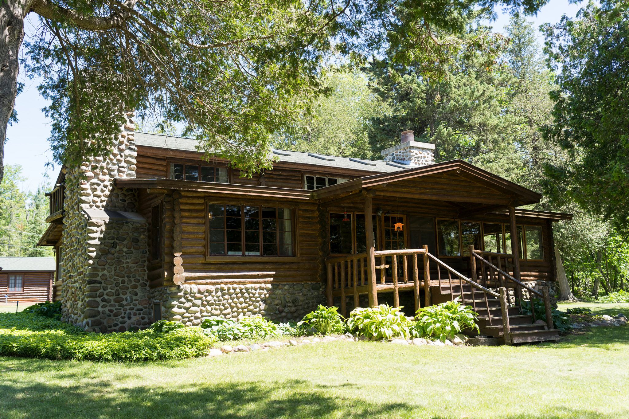 log cottage on Hubbard Lake