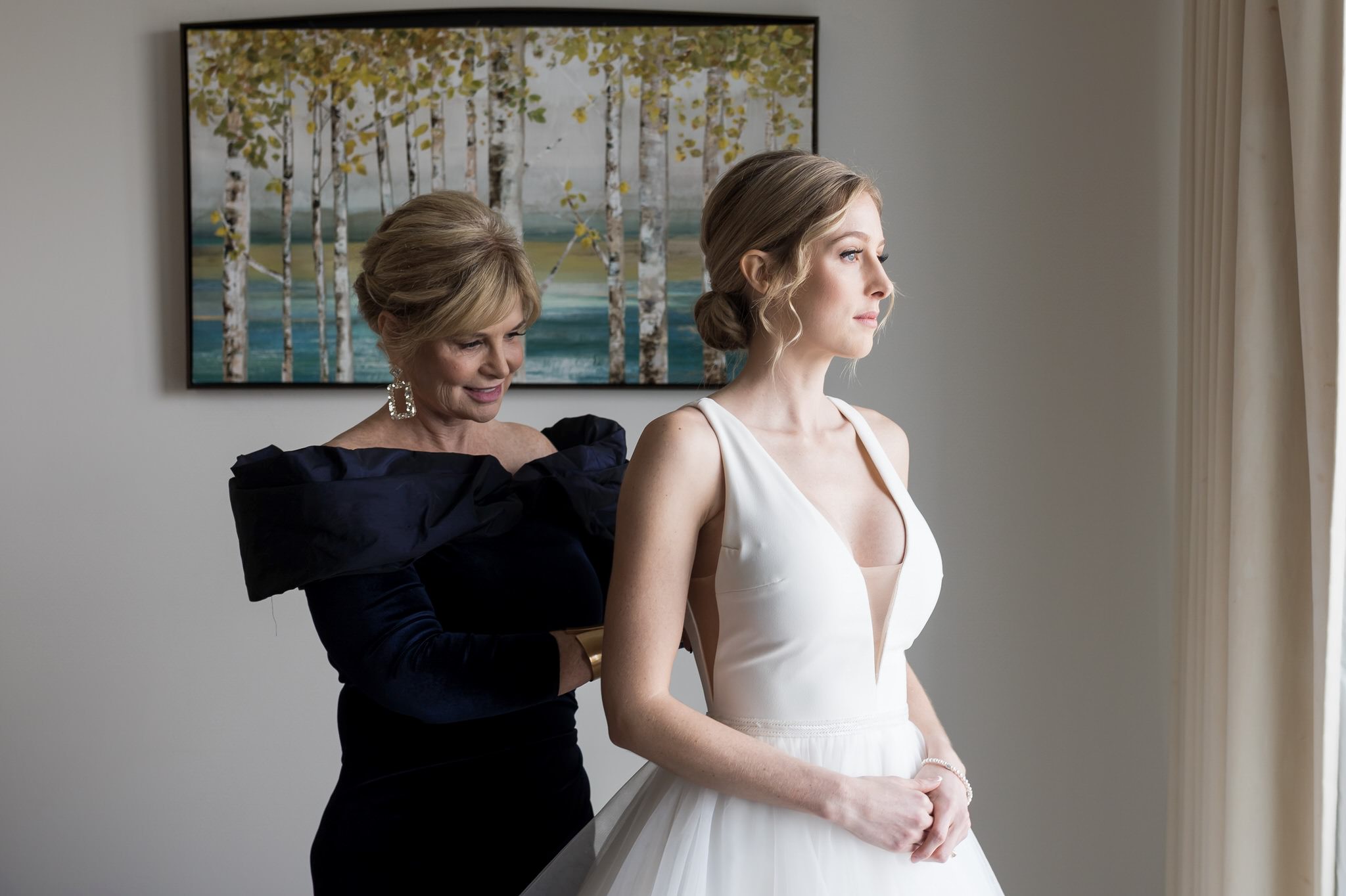 A bride gets ready for her Bay Harbor wedding with the help of her mom. 