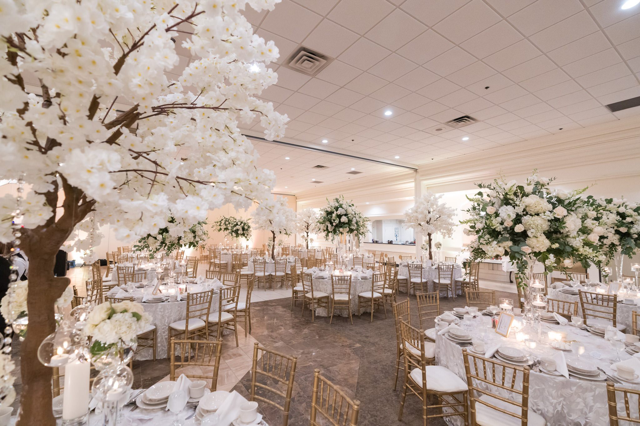 A white-themed wedding reception at Penna's of Sterling. 