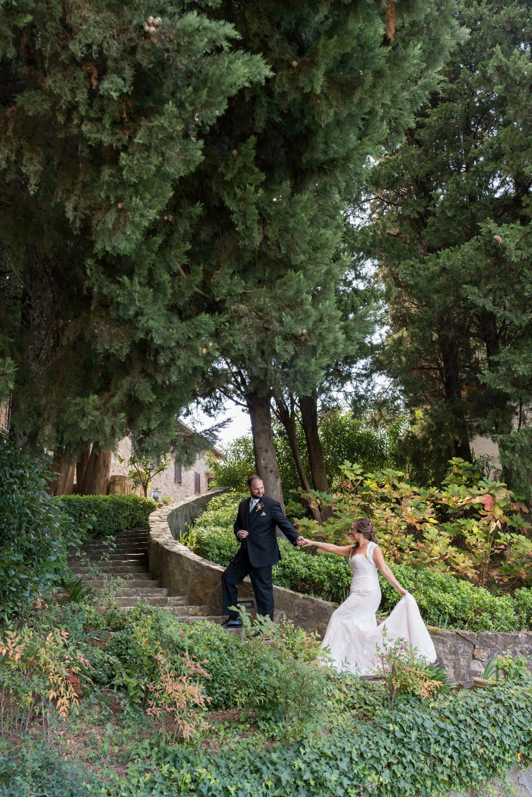 AJ offers hand to Kate to their Quercia al Poggio wedding