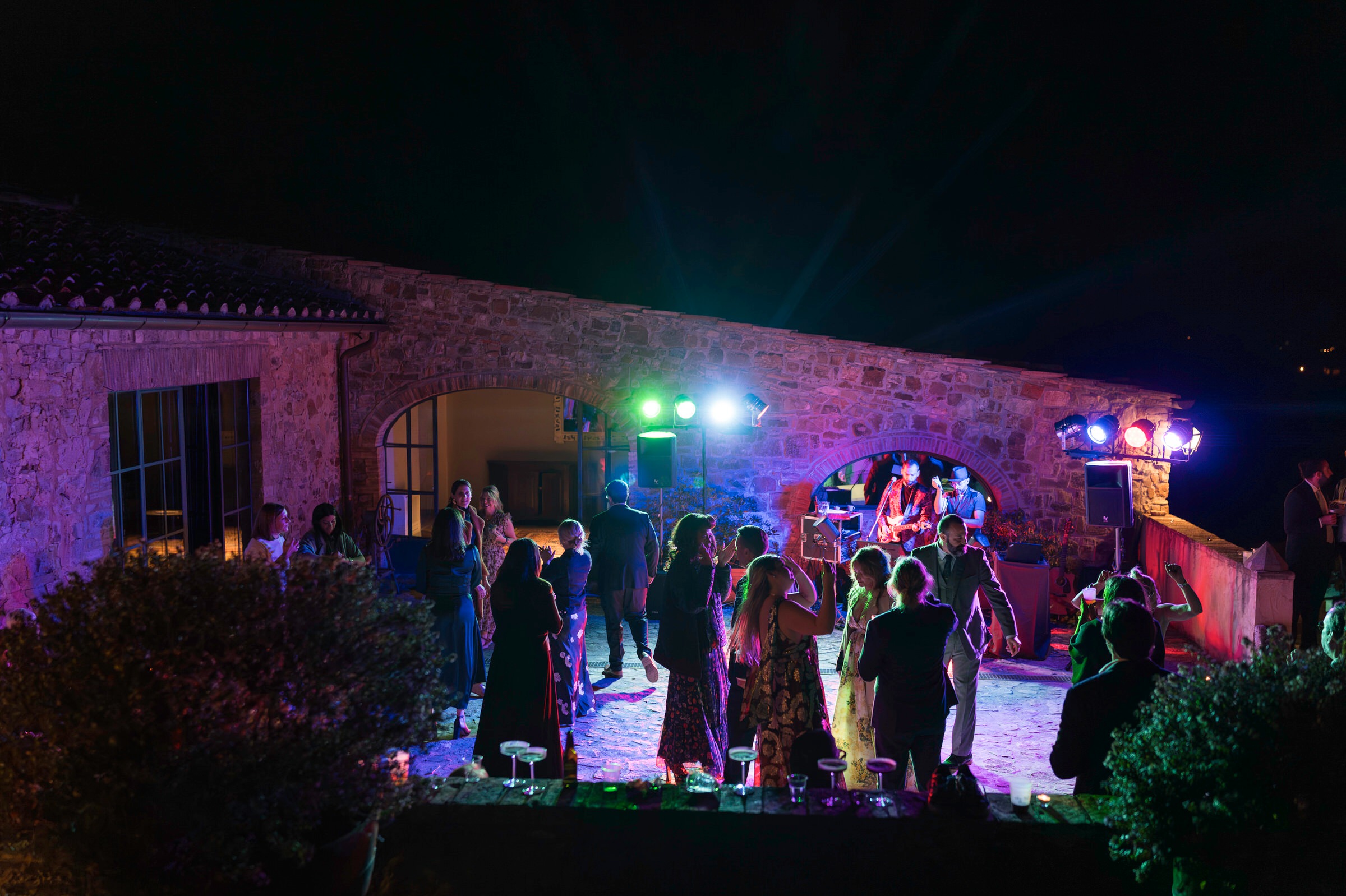 Full dance floor during Quercia al Poggio wedding