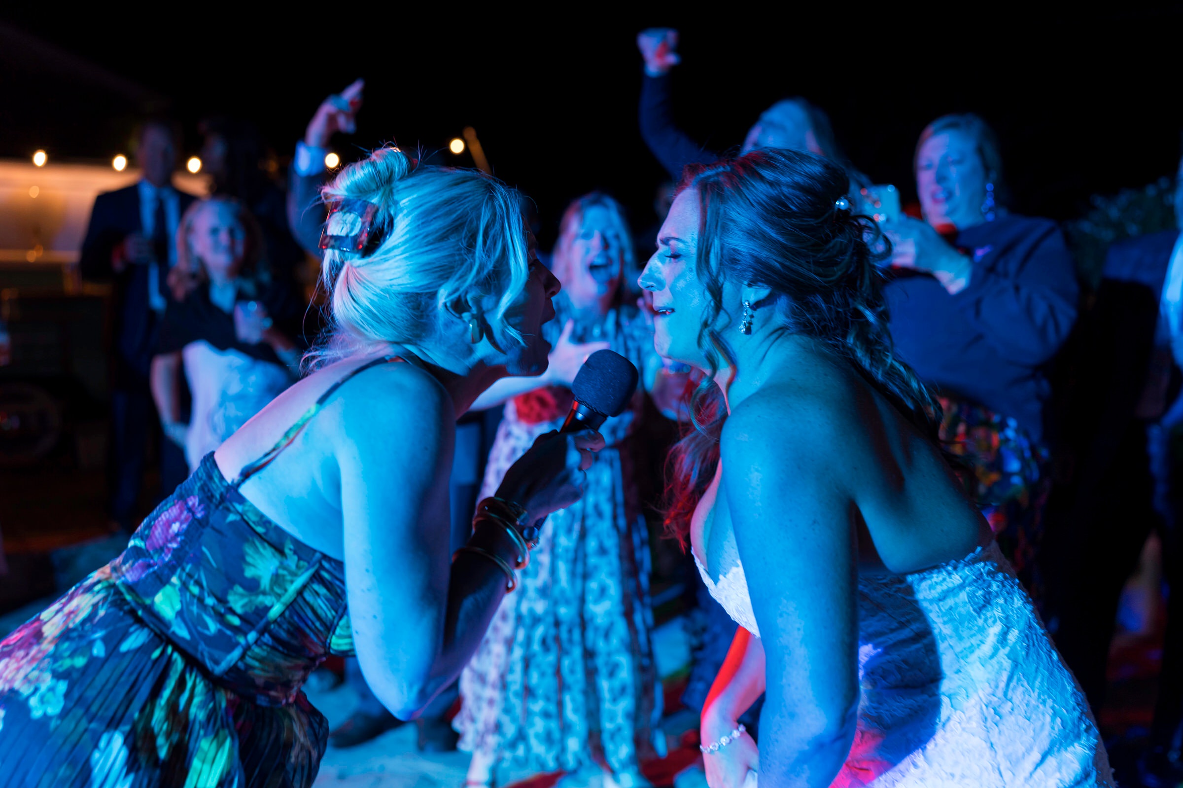 Bride sings with friend during wedding in Tuscany 