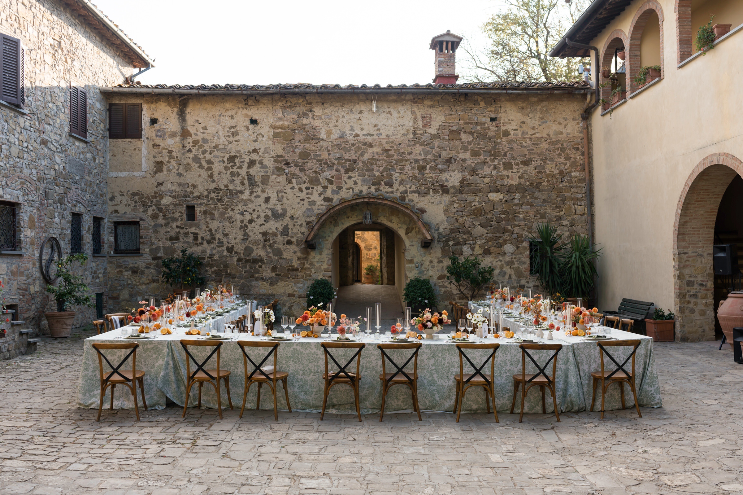 Table setting in courtyard during Quercia al Poggio wedding